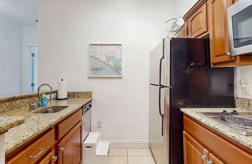 Sunnyside Condominio | Cozy coastal condo with shared pool/hot tub, and beach access-dog friendly