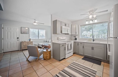 Wrightsville Beach Condominio | Cozy Coastal Getaway - Steps to Beach