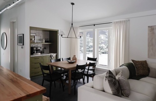Collingwood Casa | Cozy Collingwood home w/ hot tub, wood sauna, close to downtown and skiing!