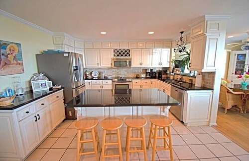 Ocean Isle Beach Cabaña | Cozy, Colorful, Coastal Cottage - Oceanfront 5 bedroom home