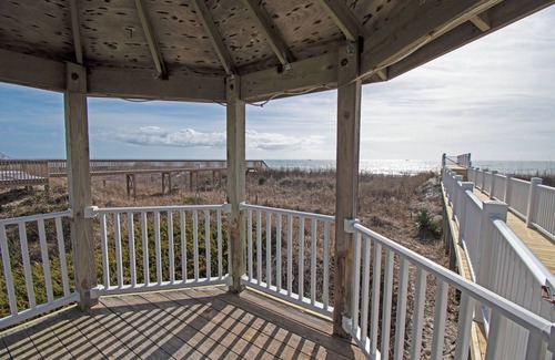 Ocean Isle Beach Cabaña | Cozy, Colorful, Coastal Cottage - Oceanfront 5 bedroom home
