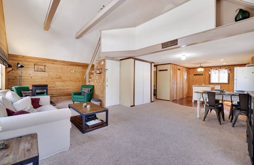 Pocono Lake Chalet De Esquí | Cozy Comfort, Pellet stove, Wi-Fi, TV, Deck, BBQ, Close to skiing, water parks