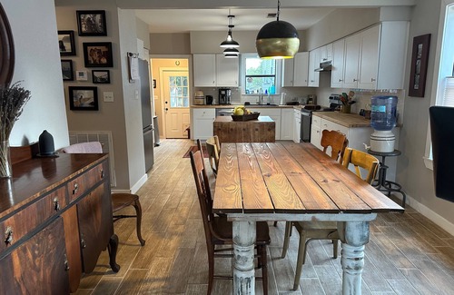 La Grange Cabaña | Cozy & Comfortable Cottage just minutes off the La Grange Square. Pet Friendly.