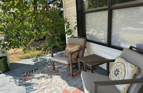 La Grange Cabaña | Cozy & Comfortable Cottage just minutes off the La Grange Square. Pet Friendly.