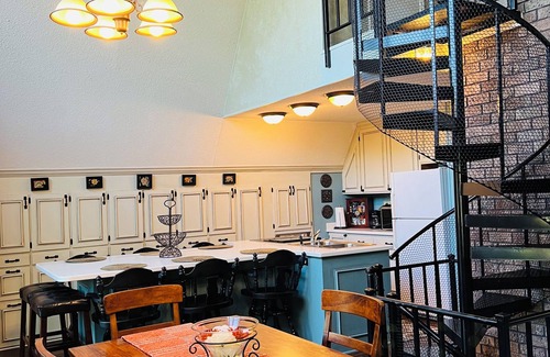 Cordele Casa | Cozy, comfortable Lakehouse getaway - Sleeps 10! WiFi, Private Dock