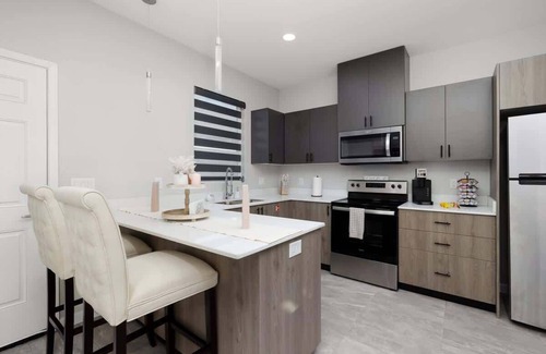 Pharr Apartamento | Cozy Comforts: Modern with a Warm Embrace