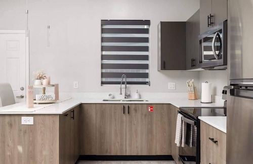 Pharr Apartamento | Cozy Comforts: Modern with a Warm Embrace
