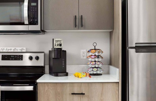Pharr Apartamento | Cozy Comforts: Modern with a Warm Embrace