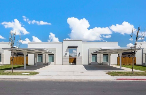 Pharr Apartamento | Cozy Comforts: Modern with a Warm Embrace