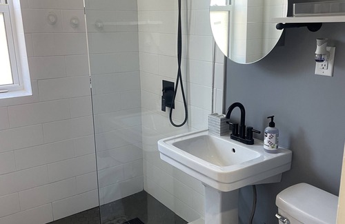 Getty Square Condominio | Cozy condo 2 blocks to train that goes Manhattan New York City
