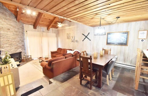 Mammoth Lakes Casa | COZY Condo at Canyon Lodge! Sleeps 8, a walk to Canyon Lodge