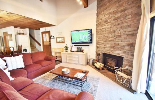Mammoth Lakes Casa | COZY Condo at Canyon Lodge! Sleeps 8, a walk to Canyon Lodge