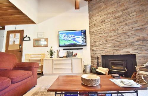 Mammoth Lakes Casa | COZY Condo at Canyon Lodge! Sleeps 8, a walk to Canyon Lodge