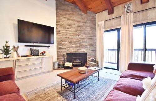 Mammoth Lakes Casa | COZY Condo at Canyon Lodge! Sleeps 8, a walk to Canyon Lodge