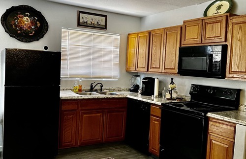 Paradise Apartamento | Cozy Condo by UNLV.