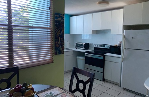 Florencio Condominio | Condominio encantador con piscina en una comunidad cerrada cerca de playas, tiendas y atracciones