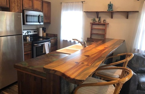 River Road Condominio | Cozy condo located in central Missoula on the Milwaukee Path bike trail.