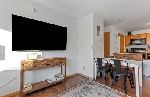Big Sky Condominio | Cozy Condo Located Minutes from the Biggest Skiing in America
