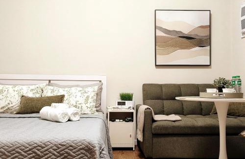 Mactan Export Processing Zone Apartamento | Cozy Condo near Mactan Airport with 200 Mbps Netflix and Pool