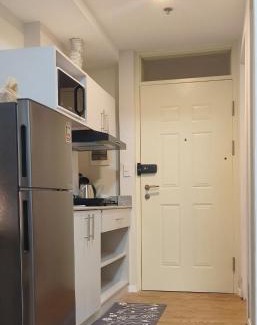 Mactan Export Processing Zone Apartamento | Cozy Condo near Mactan Airport with 200 Mbps Netflix and Pool