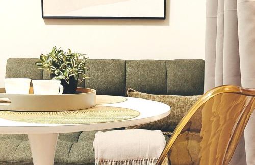 Mactan Export Processing Zone Apartamento | Cozy Condo near Mactan Airport with 200 Mbps Netflix and Pool