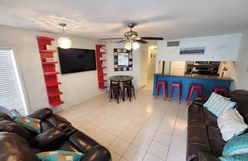 South Padre Island Casa | Cozy Condo steps from the beach! Room to Play!
