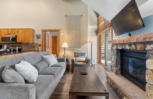 River Run Condominio | Cozy Condo w/ Fireplace, Reading Nook & Private Balcony, Short Walk to Slopes