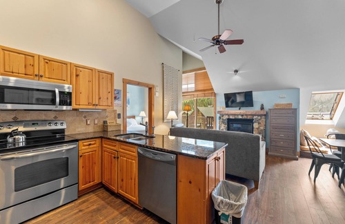 River Run Condominio | Cozy Condo w/ Fireplace, Reading Nook & Private Balcony, Short Walk to Slopes