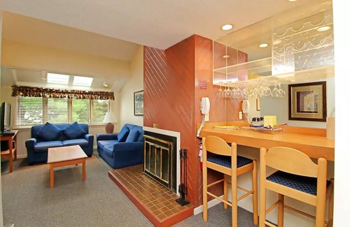 Lenox Dale Condominio | Cozy Condo with resort amenities