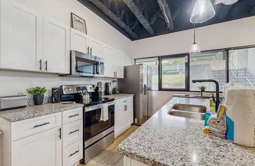 Nashville Condominio | Cozy condo with streaming and cable TV, Wi-FI & great location