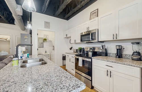 Nashville Condominio | Cozy condo with streaming and cable TV, Wi-FI & great location