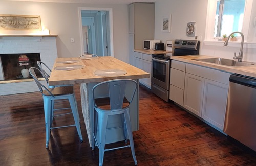 Farmington Cabaña | Cozy & Contemporary Corner Cottage