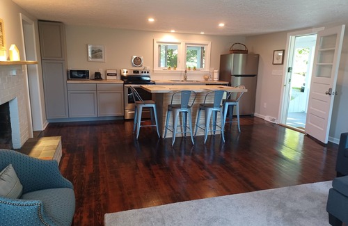 Farmington Cabaña | Cozy & Contemporary Corner Cottage