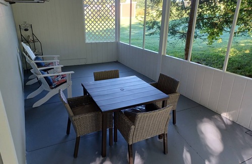 Farmington Cabaña | Cozy & Contemporary Corner Cottage