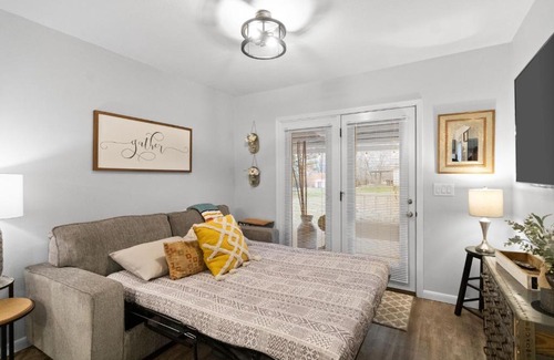 Clarksville Casa | Cozy Contemporary Cottage With Lit Covered Patio
