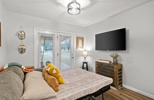 Clarksville Casa | Cozy Contemporary Cottage With Lit Covered Patio