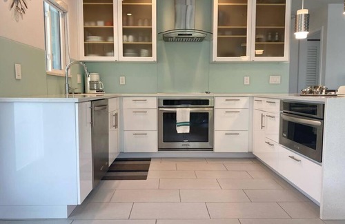 Englewood Casa | Cozy Contemporary Getaway - walk to the beach
