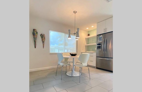 Englewood Casa | Cozy Contemporary Getaway - walk to the beach