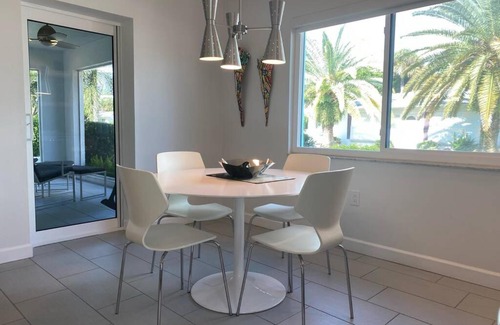 Englewood Casa | Cozy Contemporary Getaway - walk to the beach