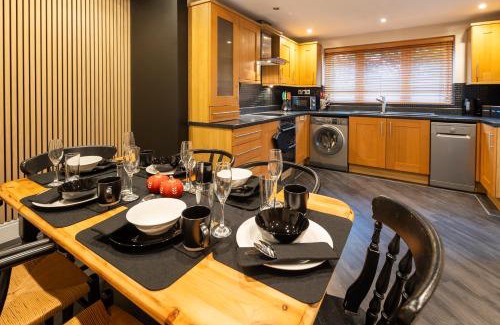 Staple Hill Casa | Cozy Contractor 5 bedroom 2bath home WIFI Parking SMART TV