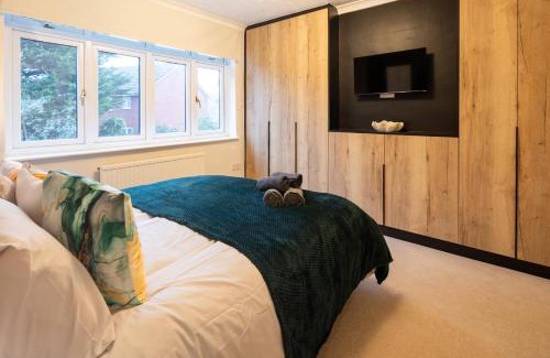Staple Hill Casa | Cozy Contractor 5 bedroom 2bath home WIFI Parking SMART TV