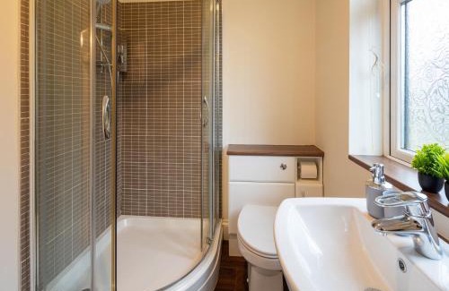Staple Hill Casa | Cozy Contractor 5 bedroom 2bath home WIFI Parking SMART TV