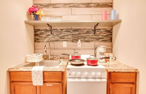 Dallas Apartamento | Cozy Coop-10 min-DT Dallas-Full Kitchen & Private Patio
