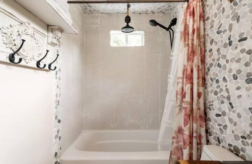 Cardinal Hills Estates Casa | Cozy Coop Casita - Lake Travis-Hot Tub-Tiny House