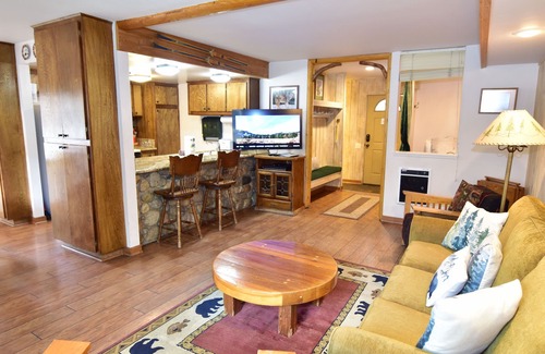 Mammoth Lakes Condominio | Acogedor condominio familiar en la esquina, sensación de cabina de madera cálida # 121, a solo unos pasos del transbordador