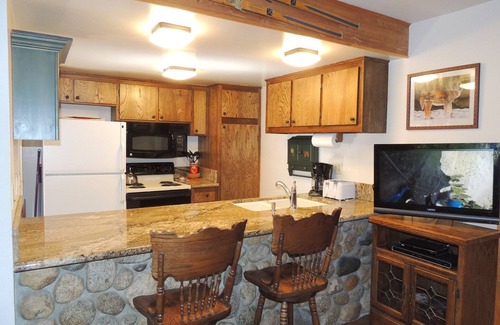 Mammoth Lakes Condominio | Acogedor condominio familiar en la esquina, sensación de cabina de madera cálida # 121, a solo unos pasos del transbordador