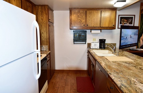 Mammoth Lakes Condominio | Acogedor condominio familiar en la esquina, sensación de cabina de madera cálida # 121, a solo unos pasos del transbordador