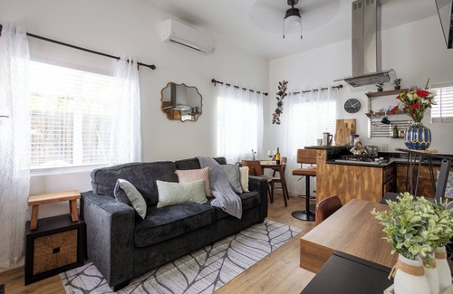 Watts Cabaña | Cozy cottage 10 min from LAX and downtown