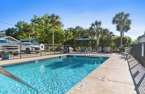 Port St. Joe Cabaña | Cozy Cottage 3 of 4 Bay View | 2BR | Pool | Grill | Roll In Accessible Shower