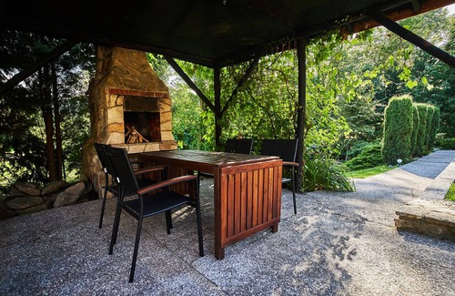 Bielsko-Biala Cabaña | Cozy Cottage. Big Yard. Mountain Views. Pool. Ski resorts nearby.